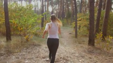 4 k görüntüleri seksi genç kadının hızlı orman yolu üzerinde çalışan