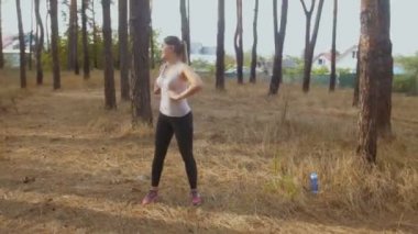 4 k görüntüleri seksi genç kadının sonbahar orman egzersizleri yapıyor