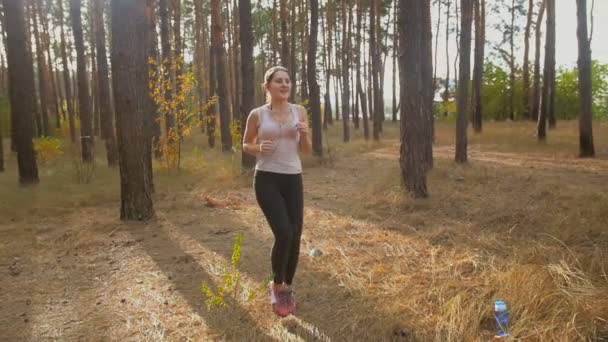 Dolly shot de jeune femme active échauffement avant de courir — Video