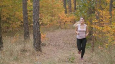 Ormanı koşu sırasında mola yorgun genç kadın