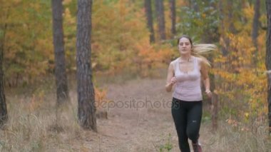 yorgun kadın ormanı koşu sırasında kısa mola 4 k görüntüleri