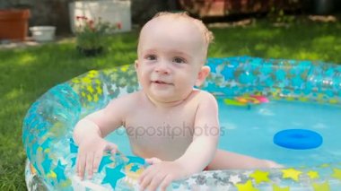Neşeli 1 yaşındaki bebek çocuk Bahçe şişme havuzda yüzme