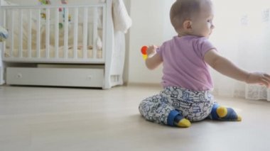 Dolly dikiz atış odası oturma ve oyuncak araba ile oynarken şirin bebek çocuk