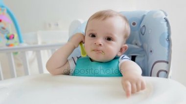 Yulaf lapası yemek yerken kaşıkla oynayan sevimli bebeğim