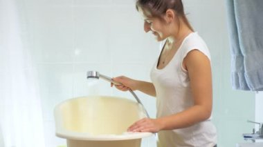 güzel genç kadın dolgu Bath bebeği için 4 k görüntüleri