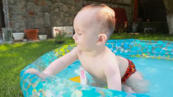 Heureux Petit Garçon Jouant Avec Des Jouets Dans La Piscine