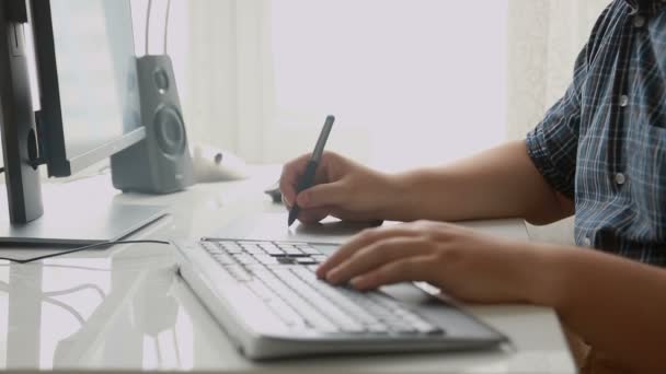 Närbild av unga professionella designer arbetar med digitala ritbord och tangentbord på kontor — Stockvideo