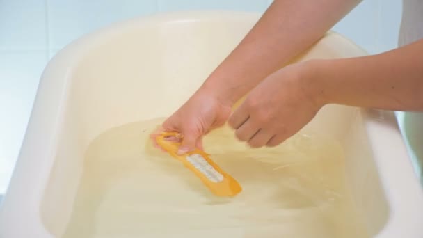 Imágenes de primer plano 4K de la madre comprobando la temperatura en el baño con termómetro — Vídeo de stock