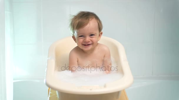 Lassú mozgás felvételeit lughing 1 éves baba, amelynek fürdő szappannal szappanhab — Stock videók