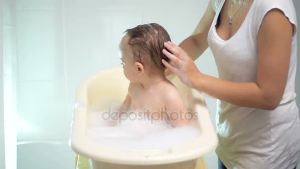 Aranyos baby boy anya fürdés lassított felvétel — Stock videók