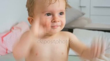 Sevimli gülümseyen bebek çocuk yatağa atlama