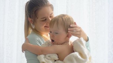 Sarılma ve öpüşme bebek oğlu güzel genç kadın portresi