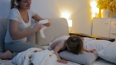 genç anne yürümeye başlayan çocuk oğlu uykuda koymak için çalışırken 4 k görüntüleri