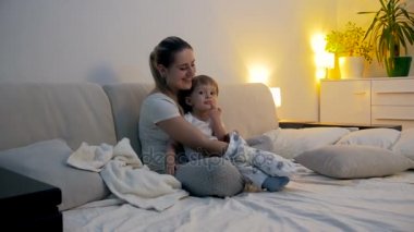 4 k görüntülerini genç anne bebek oğlu pijamayla yatmadan önce Giydir