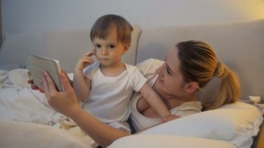 yatmadan önce annemle çizgi film tablet izlerken şirin bebek çocuk 4 k görüntüleri