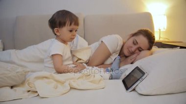 Uyumaya gitmek yerine Tablet çizgi film izlerken şirin uykusuz yürümek çocuk