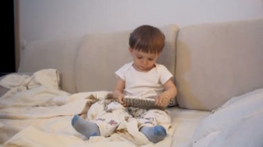 Uyumaya gitmeden önce çizgi film izlerken çok güzel erkek bebek