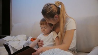 Anne oğluyla uyumaya gitmeden önce aile albümü arıyorsunuz bebek