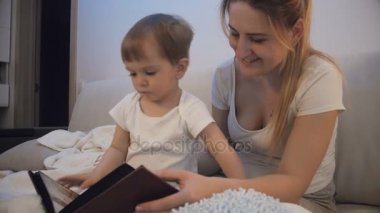 Anne ile bebek oğlum geceleri yatakta aile albümü bakarak
