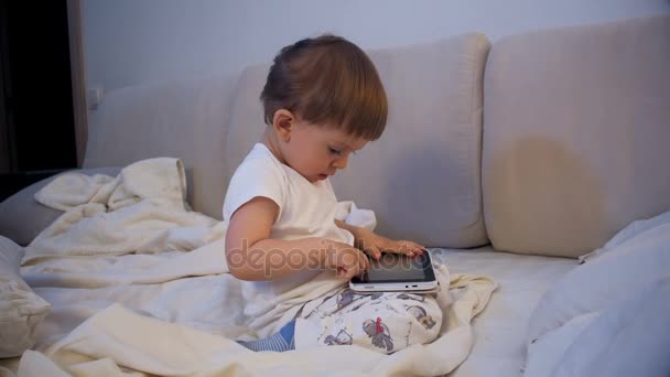 Imágenes de 4k del niño insomne usando tableta digital por la noche — Vídeos de Stock