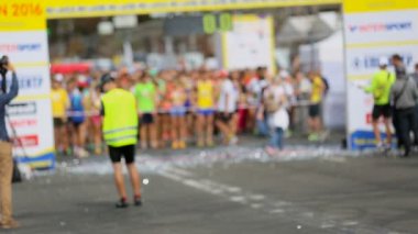 Başlangıç çizgisine yarış için hazırlanıyor sporcuların bulanık atış