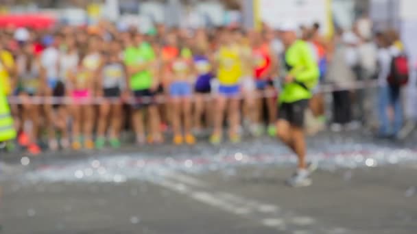 Imagen borrosa de la gente esperando que la carrera comience detrás de la cinta — Vídeo de stock