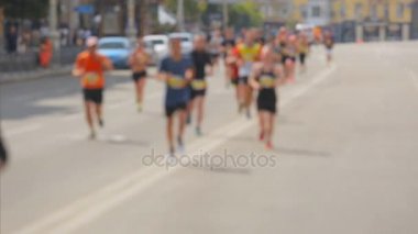 Büyük grup maratonunu güneşli gün, üzerinde insan bulanık atış