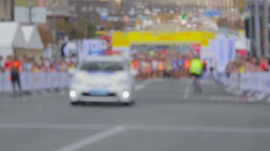 Koşucular şehir maraton gün önünde polis arabası