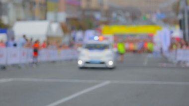 Maratonunu başlangıcı için bekleyen polis arabası siren ve ışıklar ile döndü