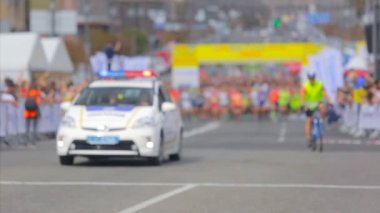 Koşucular başlangıç satırından şehir maraton gün önde gelen polis arabası