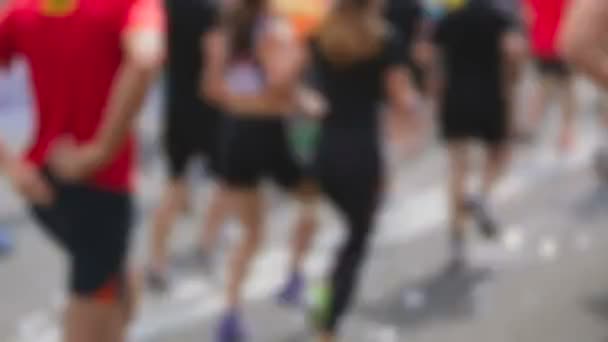 Primer plano borrosa toma de gran multitud corriendo en la calle en el día soleado — Vídeos de Stock