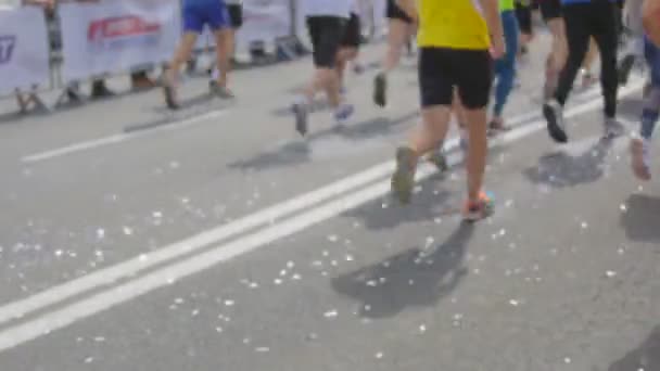 Pis sokak başlangıç maratonunu yapan — Stok video