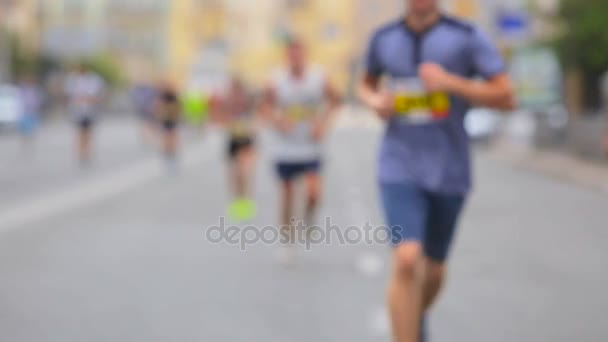 Tiro desfocado de corredores na maratona da cidade — Vídeo de Stock