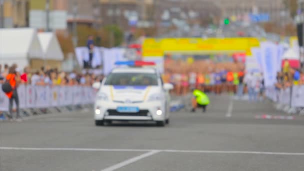 Start çizgisinde maratonunu, üzerinde ayakta koşucular önünde polis arabası — Stok video