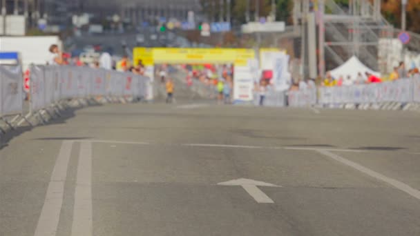 Linha de chegada vazia no dia da maratona da cidade — Vídeo de Stock