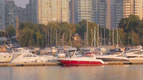 Hermosa vista en lujosos yates en el puerto al atardecer — Vídeo de stock