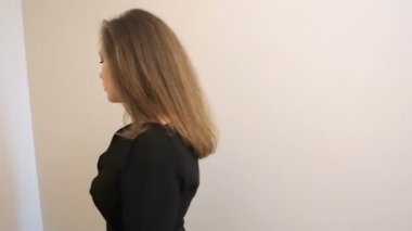 Yavaş çekimde atış içinde siyah genç kadın kapıyı anahtarla açar.