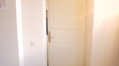 Otel odasında yürümek çanta siyah elbiseli güzel genç iş kadını