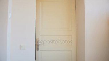 güzel genç işkadını otel odasına girmeden 4 k video