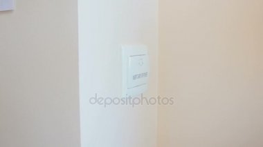 Elektronik anahtar kart sahibi duvarda ekleyerek kadın closeup