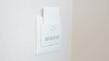 Kadın otel odasında duvarda sahibinden elektronik anahtar alarak closeup video