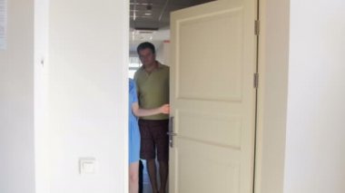 4k video güzel genç çift girme otel odasının ve sarılma