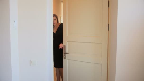 Mulher elegante bonita com mala entrando no quarto do hotel — Vídeo de Stock