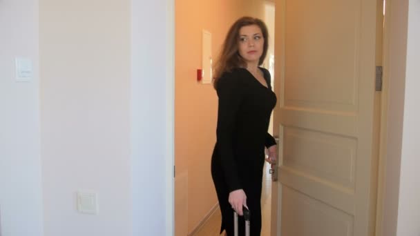 Vidéo 4k de femme élégante marchant dans la chambre d'hôtel avec valise — Video