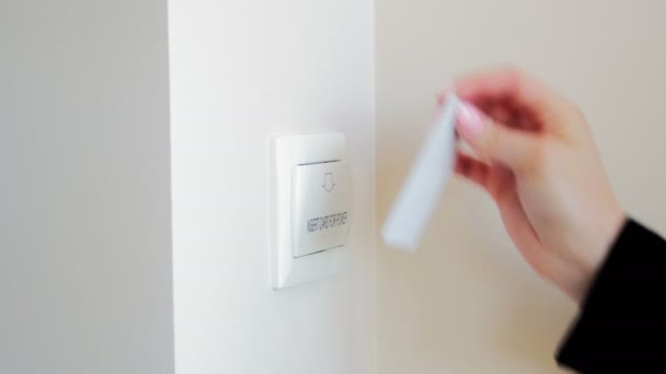 4k primer plano de vídeo de la mano femenina insertando la llave de la tarjeta electrónica en la habitación de hotel — Vídeos de Stock