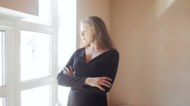 Sarılma ve güzel eşi büyük pencerede öpüşme genç yakışıklı adam