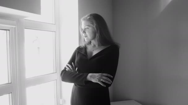 4 k czarno-biały film piękny para całuje na duże okna — Wideo stockowe
