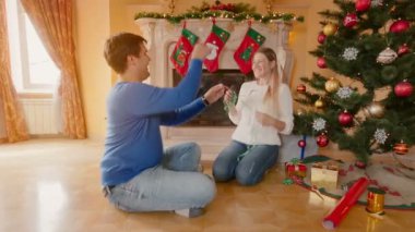 Noel ağacı süsleme ve tinsel birbirlerine atma mutlu genç Çift