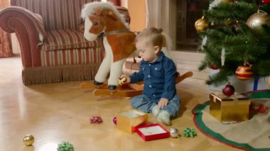 Şirin bebek çocuk Noel ağacının altında katta oyuncaklar ile oynama