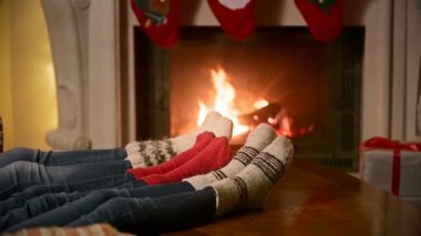 Şömine evinde yanan ısınma aile ile çocuk örme Yün çorap